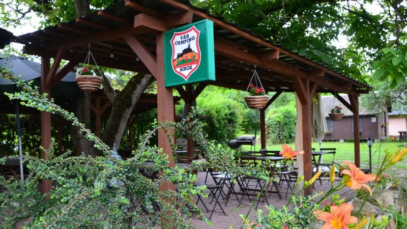 VÁR-CAMPING, Sirok